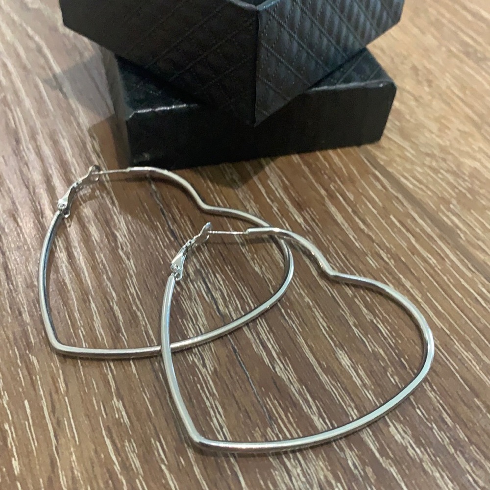 NIB oversized sized heart earrings 🖤